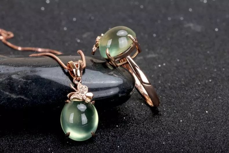 翡翠掉价的四种因素，中2条以上，你的翡翠就不值钱了!  第5张