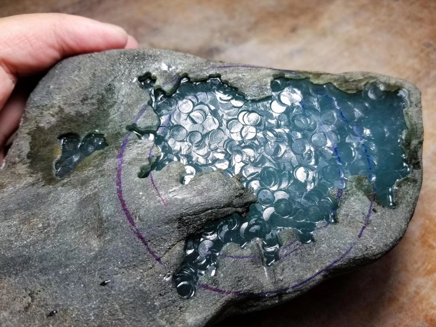 为什么“脱沙”的翡翠原石价格如此高昂？  第7张