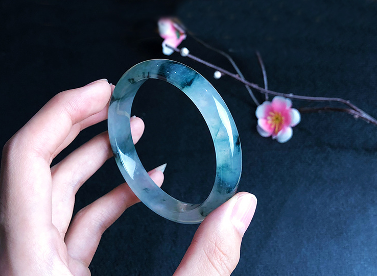 苏富比翡翠吊坠同样一块翡翠，为什么带点飘花价格就要贵？  第2张