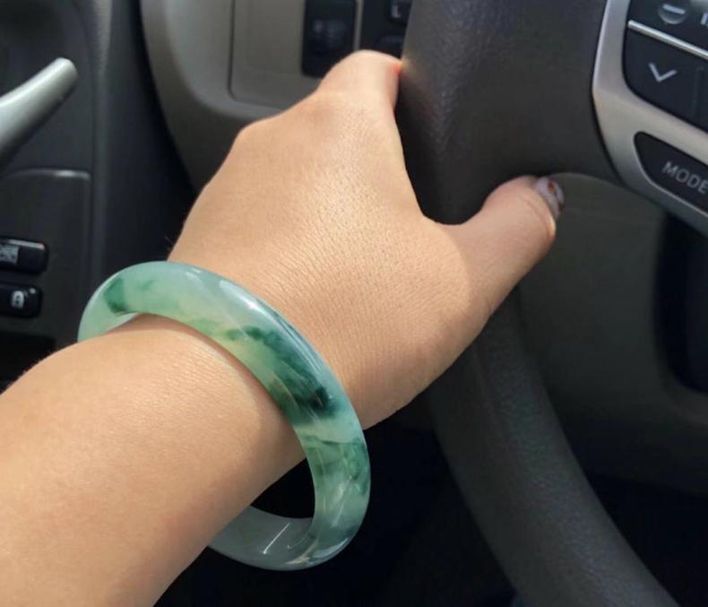 腾冲翡翠手镯价格翡翠的色根指什么？会对价格有影响吗？  第3张