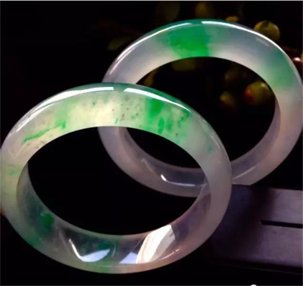 翡翠都很贵吗？其实翡翠的价格由这几点因素决定  第2张