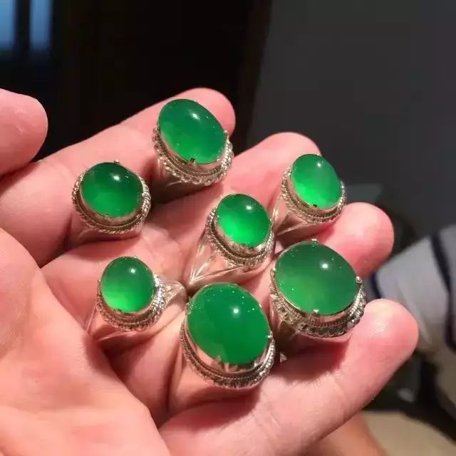 真的翡翠玉手镯多少钱几十万的翡翠蛋面用白纸包装，有什么说头？  第16张