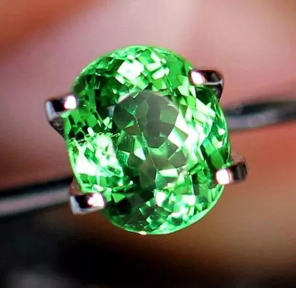 翠榴石：最贵最值钱的石榴石！  第3张