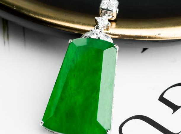 如何评定绿翡翠的价值，人们常说的“辣绿”是指什么意思？  第3张