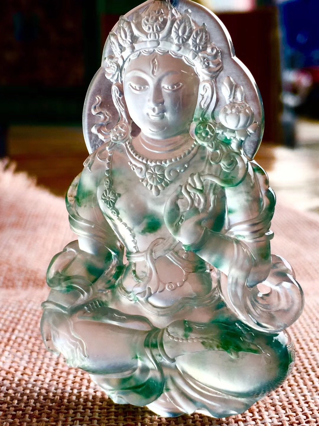 腾冲翡翠手镯价格翡翠的色根指什么？会对价格有影响吗？  第1张