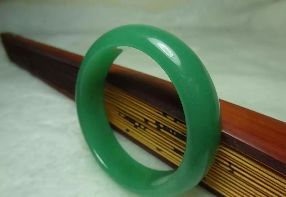 翡翠掉价的四种因素，中2条以上，你的翡翠就不值钱了!  第6张