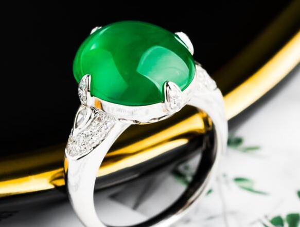 如何评定绿翡翠的价值，人们常说的“辣绿”是指什么意思？  第8张