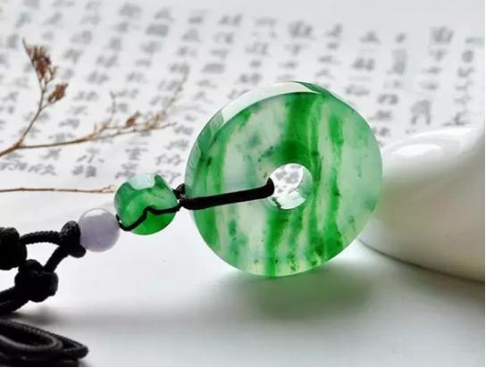 同样是翡翠“飘花”，价格却天差地别  第3张