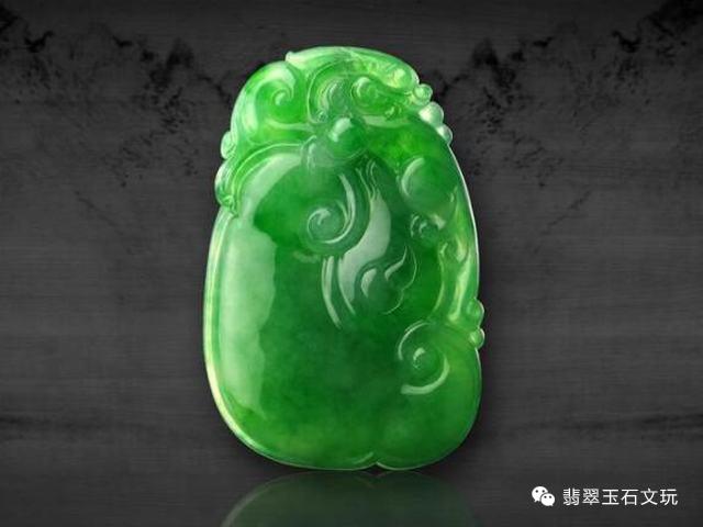 手镯田玉和翡翠哪个凉影响翡翠价格的极大因素，买翡翠前，不妨先看看！  第2张