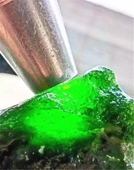 这种与翡翠共生的“高冰帝王绿”，其实就值几百块钱！  第1张