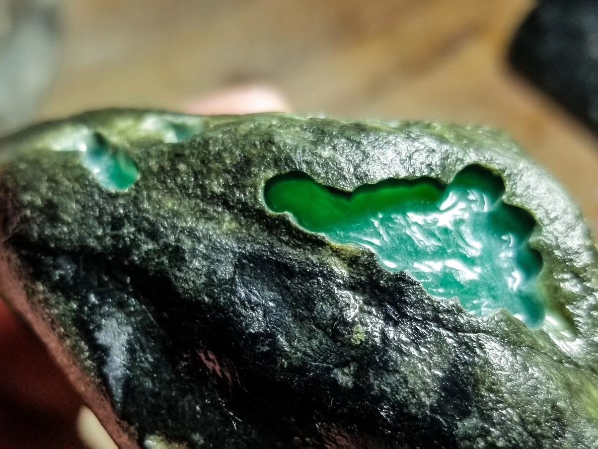 为什么“脱沙”的翡翠原石价格如此高昂？  第8张