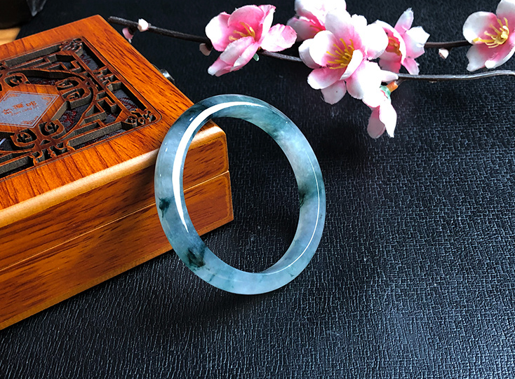 苏富比翡翠吊坠同样一块翡翠，为什么带点飘花价格就要贵？  第1张