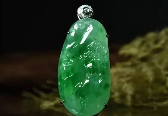 素身翡翠和雕花翡翠到底哪种更贵更好？  第7张