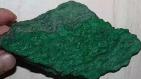 同样是满绿翡翠，为什么偏偏这个就不值钱？  第2张