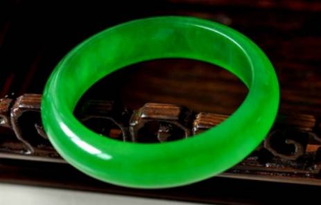 都说翡翠升值空间大，为啥你买的翡翠手镯一直在掉价！  第4张