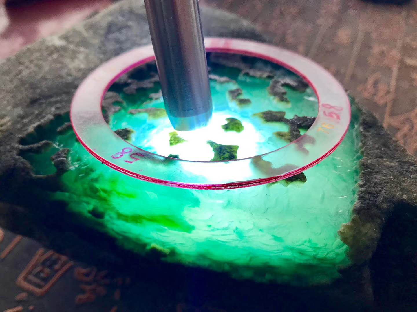 翡翠手镯是扁的吗为什么翡翠的价格没有一个准确的衡量标准呢？  第2张