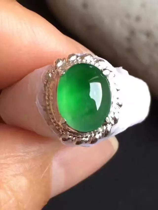 真的翡翠玉手镯多少钱几十万的翡翠蛋面用白纸包装，有什么说头？  第18张