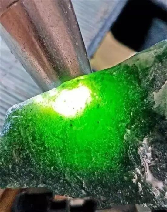 这种与翡翠共生的“高冰帝王绿”，其实就值几百块钱！  第4张