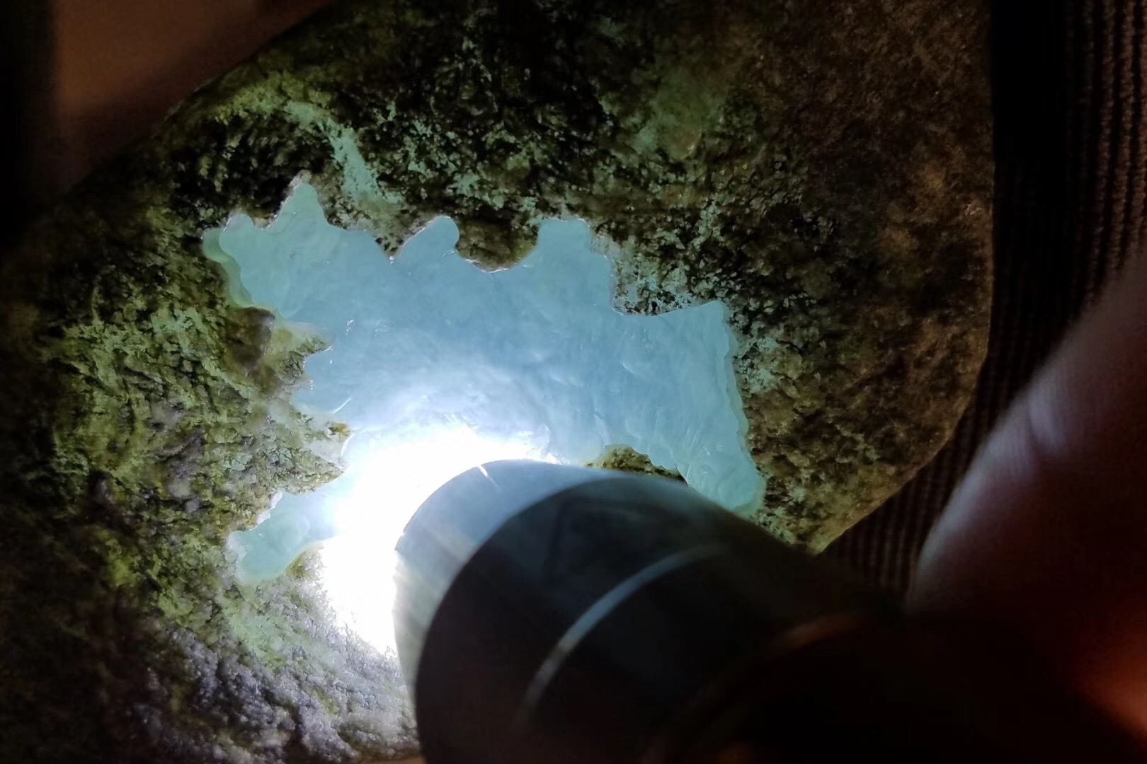 为什么“脱沙”的翡翠原石价格如此高昂？  第2张