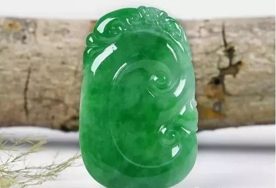 素身翡翠和雕花翡翠到底哪种更贵更好？  第6张