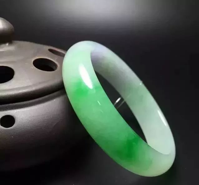 素身翡翠和雕花翡翠到底哪种更贵更好？  第11张