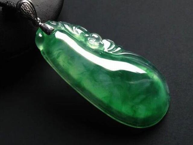 手镯田玉和翡翠哪个凉影响翡翠价格的极大因素，买翡翠前，不妨先看看！  第1张