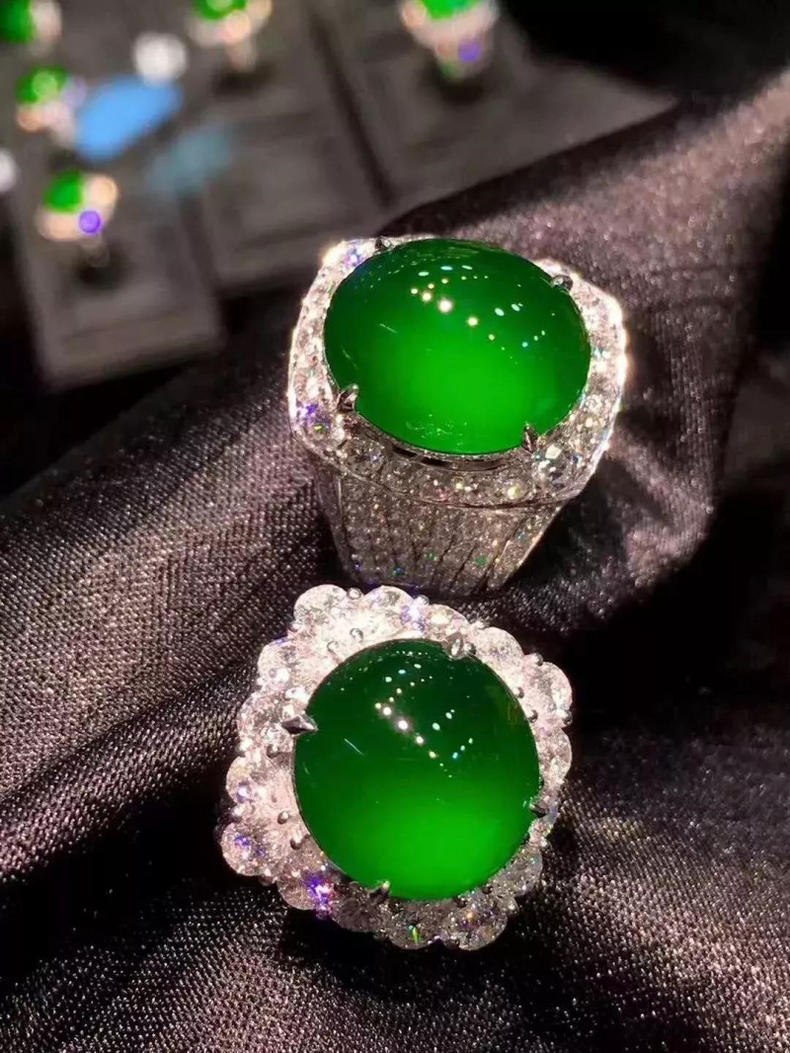 翡翠玻璃种出现灰色调，是否会影响价格？  第5张