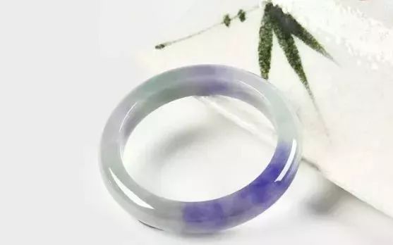 素身翡翠和雕花翡翠到底哪种更贵更好？  第8张