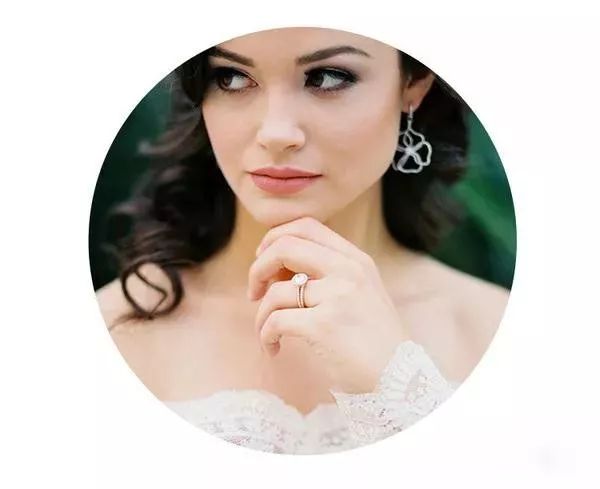 翡翠手镯的鉴定方法我们正处于一个玫瑰金的时代？什么情况？  第1张