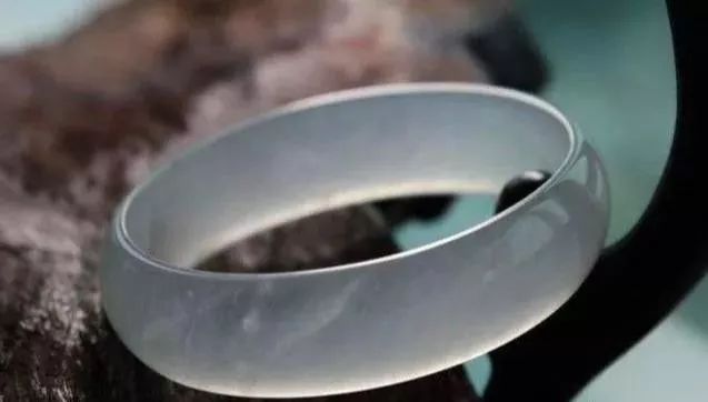 水沫子看似像玻璃种，二者价值却天差地别，千万别被骗了！  第5张