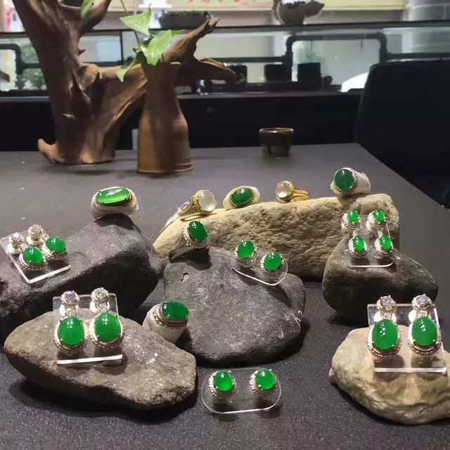 真的翡翠玉手镯多少钱几十万的翡翠蛋面用白纸包装，有什么说头？  第2张