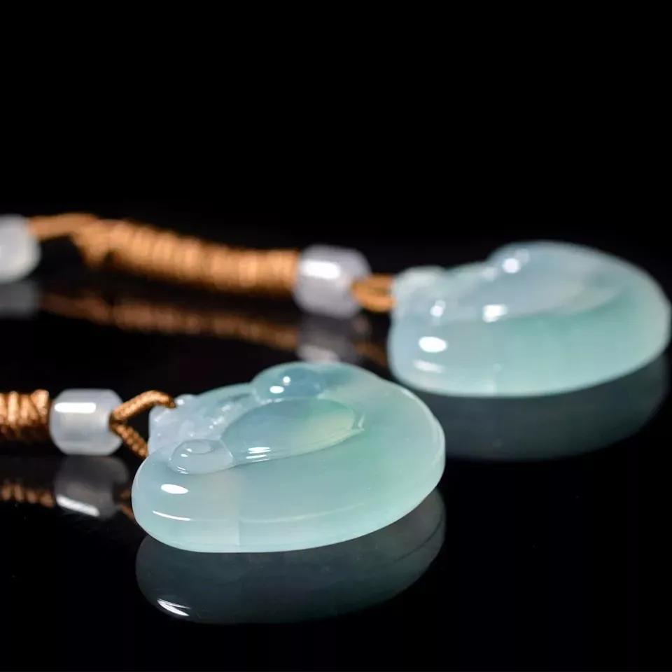 墨翠翡翠手镯价格如何才能买到高性价比的翡翠？  第1张