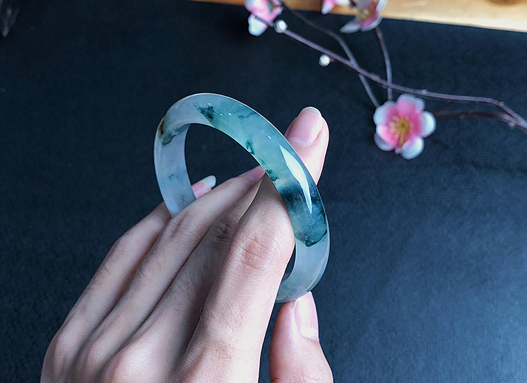 苏富比翡翠吊坠同样一块翡翠，为什么带点飘花价格就要贵？  第3张