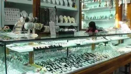 女孩戴翡翠手镯好吗现在的翡翠市场到底是什么情况？行家告诉你  第2张