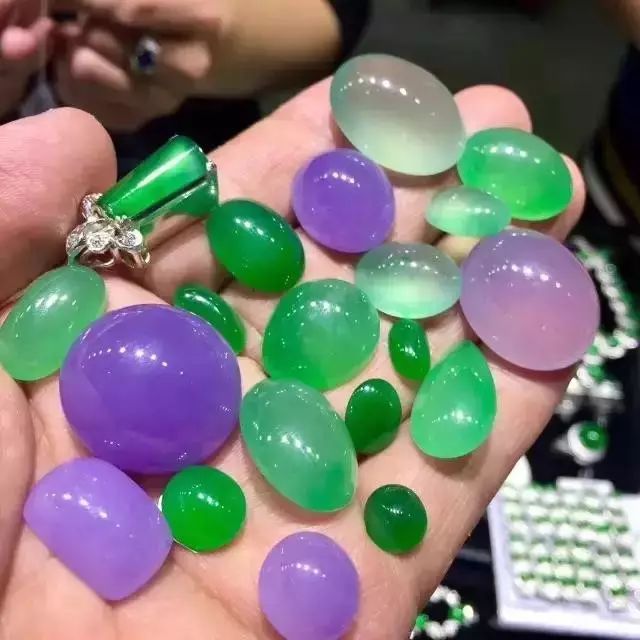 真的翡翠玉手镯多少钱几十万的翡翠蛋面用白纸包装，有什么说头？  第1张