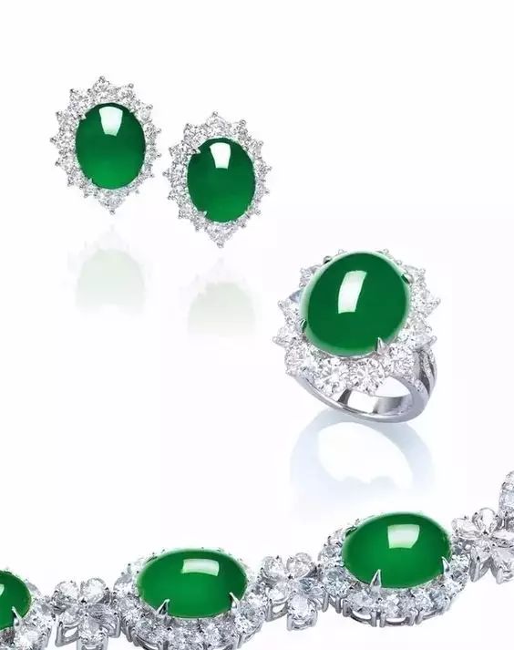 真的翡翠玉手镯多少钱几十万的翡翠蛋面用白纸包装，有什么说头？  第3张