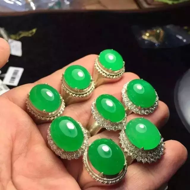 真的翡翠玉手镯多少钱几十万的翡翠蛋面用白纸包装，有什么说头？  第12张