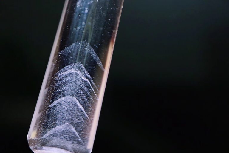 翡翠饰品的主要集散地白幽灵是白水晶吗？如何挑选白幽灵  第9张