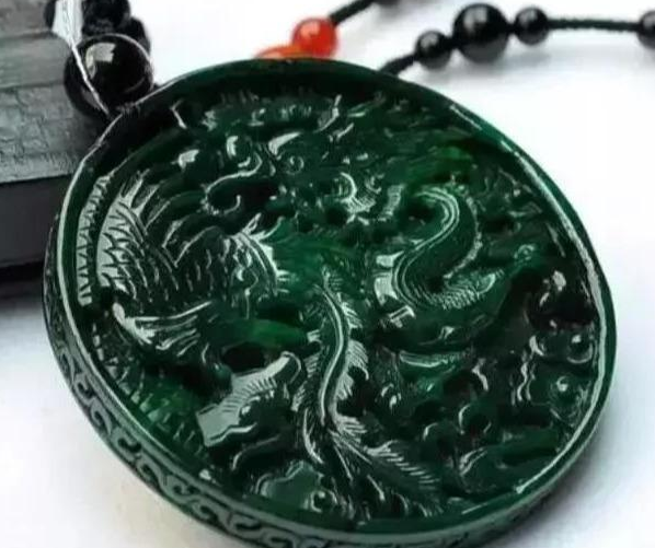 同样是满绿翡翠，为什么偏偏这个就不值钱？  第1张