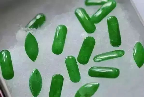 翡翠掉价的四种因素，中2条以上，你的翡翠就不值钱了!  第12张