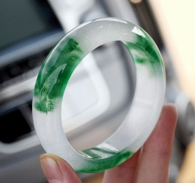 有飘花的翡翠一定就是价格高的翡翠吗？  第3张