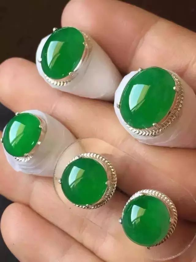 真的翡翠玉手镯多少钱几十万的翡翠蛋面用白纸包装，有什么说头？  第14张