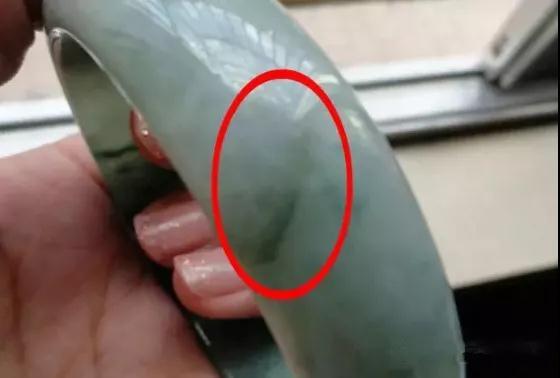 如何认识翡翠的瑕疵及对价值的影响？  第8张
