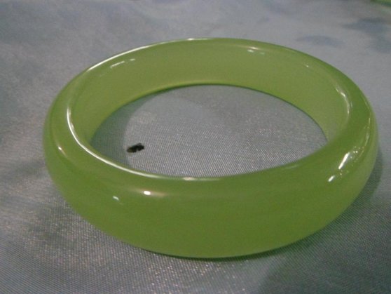 30万的翡翠现代岫玉手镯，收藏价值不高  第2张