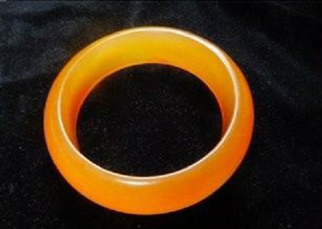 白色表皮的翡翠原石金丝玉，又称石英岩玉，玉石界的新起之秀。近些年，得到了广大消费者的青睐。主要产于新疆阶地、戈壁滩、沙漠等地域，以黄、红、白为主，具有极高的收藏价值，尤其是金丝玉雕件作品。 金丝玉，新崛起的玉石贵族！  第5张