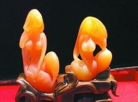 白色表皮的翡翠原石金丝玉，又称石英岩玉，玉石界的新起之秀。近些年，得到了广大消费者的青睐。主要产于新疆阶地、戈壁滩、沙漠等地域，以黄、红、白为主，具有极高的收藏价值，尤其是金丝玉雕件作品。 金丝玉，新崛起的玉石贵族！  第3张