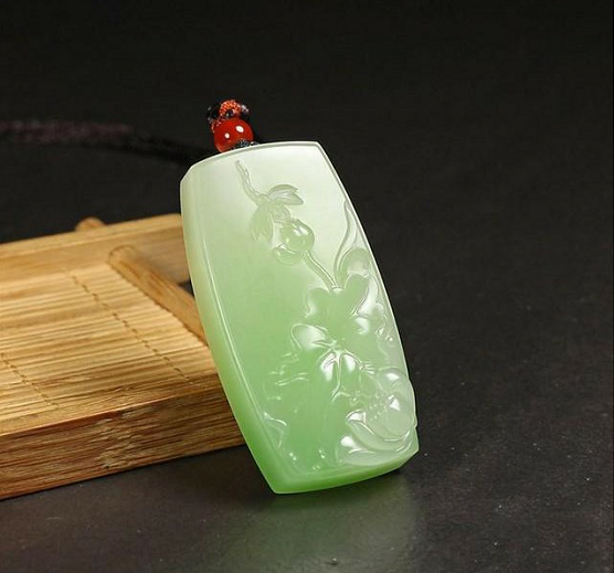 墨绿色翡翠玉手镯价格白玉戴翠，价格翻倍  第7张