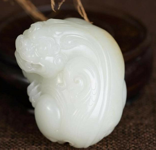 2万翡翠吊坠“玉瓶泻尊中,玉液黄金脂” 什么样的玉石具有收藏价值？  第4张