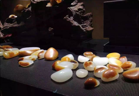 翡翠玉石_玉坠挂绳和田玉市场的未来走势，就这四个字！  第1张