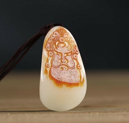 2万翡翠吊坠“玉瓶泻尊中,玉液黄金脂” 什么样的玉石具有收藏价值？  第5张